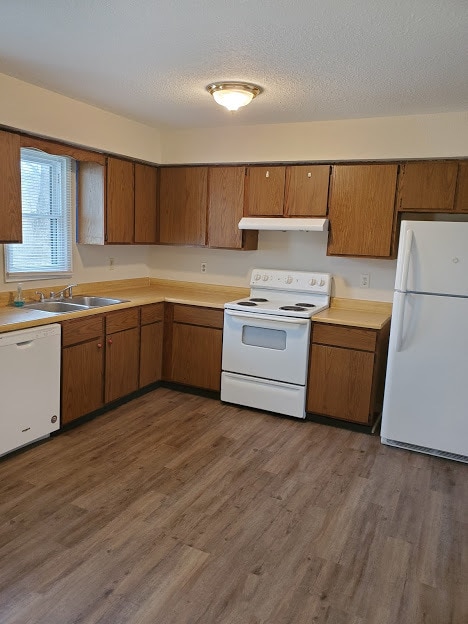 New dishwasher in this spacious eat-in kitchen - 4460 Santa Barbara