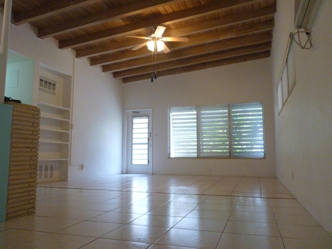 Foto principal - 1300 N Riverside Dr