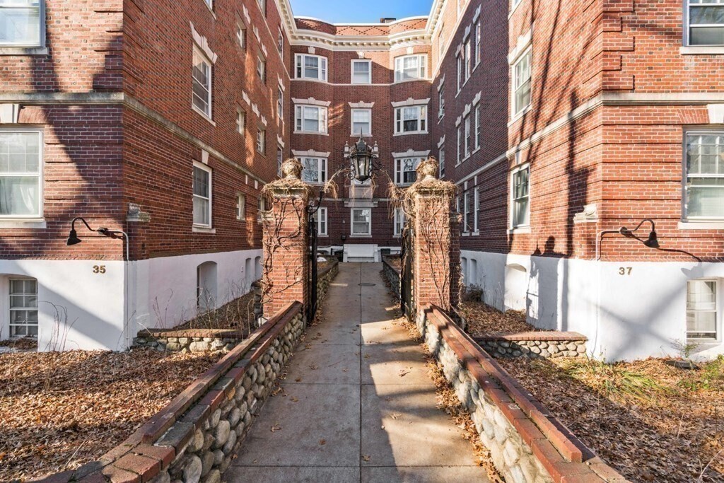 Primary Photo - 37 Lee St