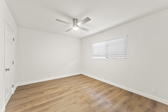 Building Photo - 856 W 84th St
