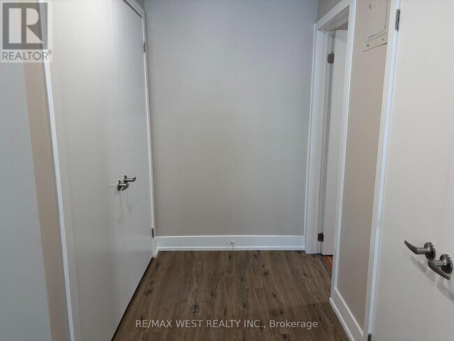 Photo du bâtiment - 1697 Dundas St W