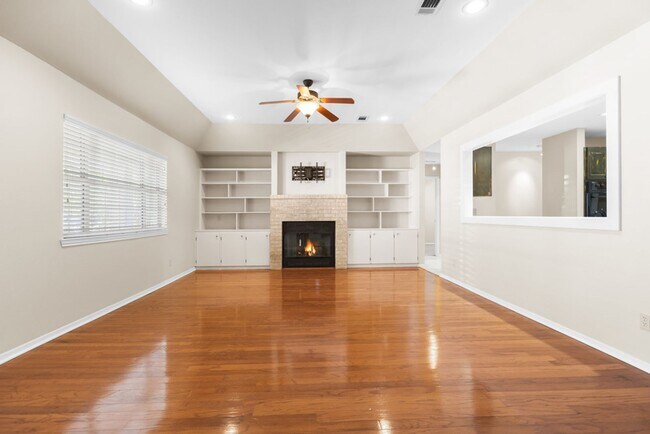 Building Photo - Charming Home Awaits: Spacious & Modern Li...
