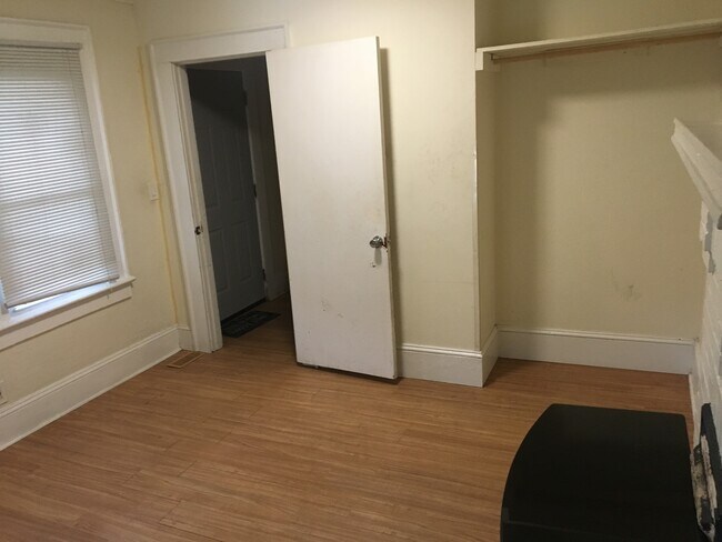 Dormitorio - 1033 Martin Luther King Jr Dr NW