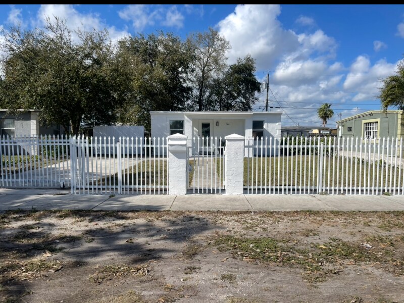Foto principal - 2381 Rutland St