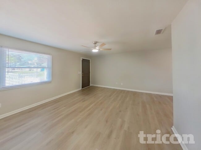 Building Photo - 1745 Woodridge Dr