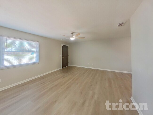 Foto del edificio - 1745 Woodridge Dr