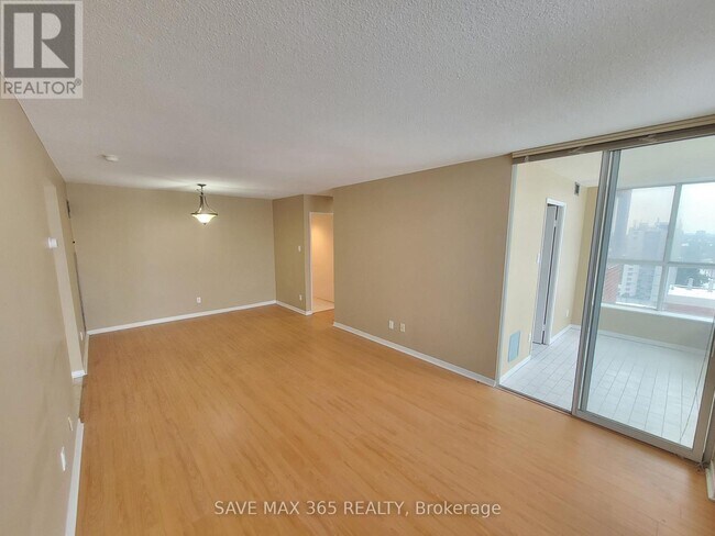 Photo du bâtiment - 330 McCowan Rd