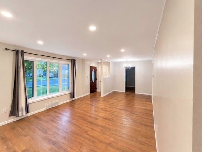 Building Photo - Brookhaven 4 Bedroom House with Deck