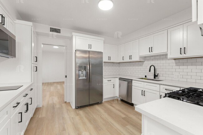 Foto del edificio - Newly REMODELED large 4 bed / 4 bath home w/ family room, private bonus room / home office, and "...