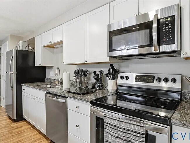 Foto del edificio - 7604 Roscommon Ct