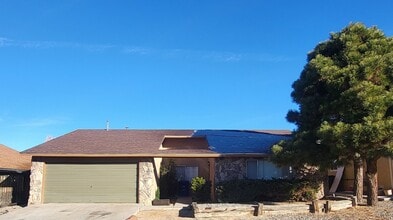 Building Photo - 6817 Vivian Dr NE