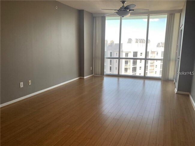 Foto del edificio - 322 E Central Blvd