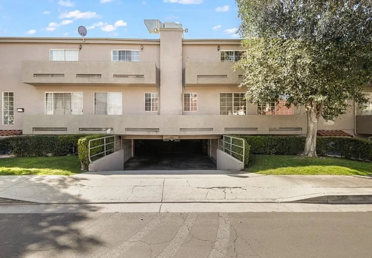 Foto principal - 18347 Saticoy St