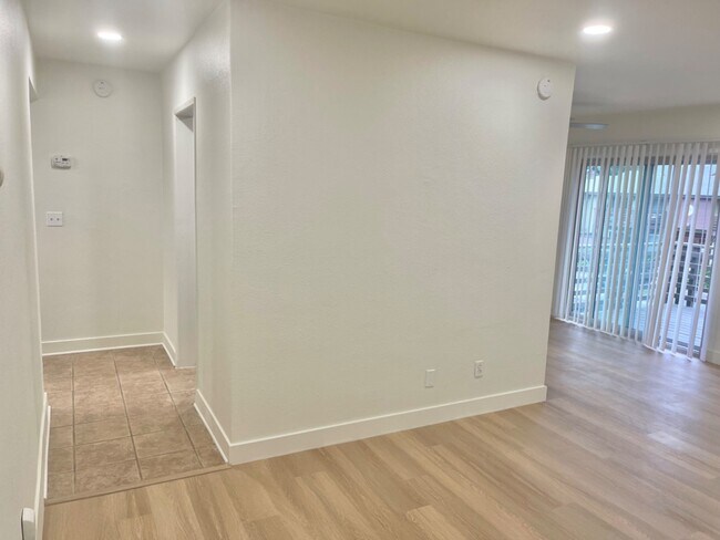 Foto del edificio - 1240 to 1400 W Lambert Rd
