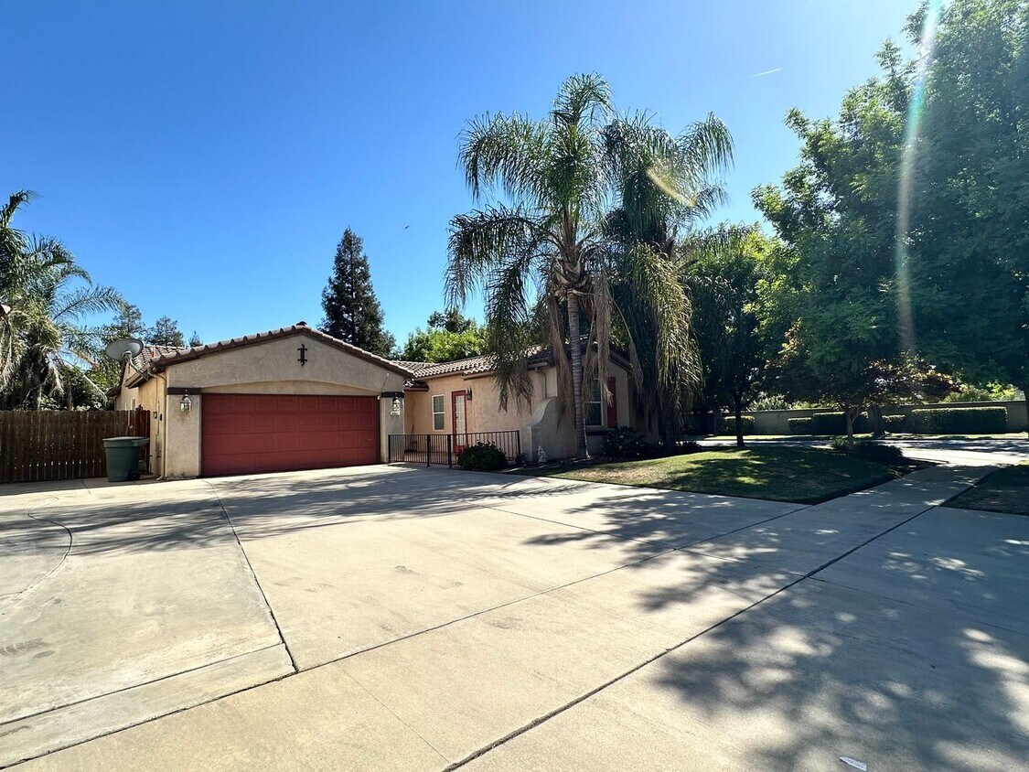 Building Photo - NW Visalia Home Coming Soon!