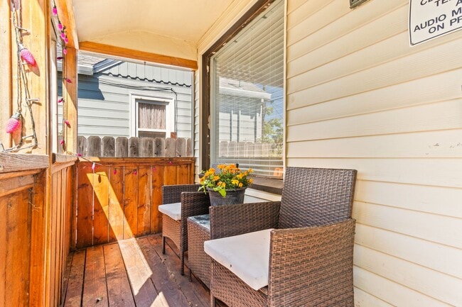 Building Photo - Charming Oakland Oasis with Detached Works...