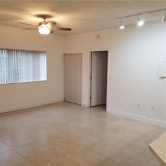Building Photo - 2550 SW 18th Terrace