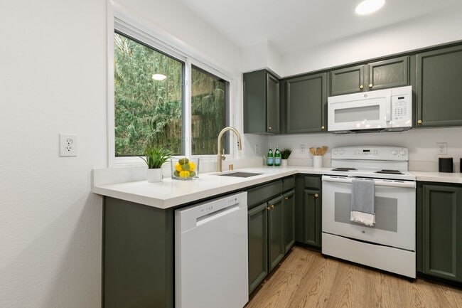 Building Photo - Newly updated, quiet condo with garage! W/...