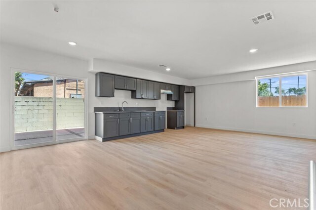 Building Photo - 707 W 80th St