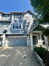 Building Photo - 2213 Watersong Cir