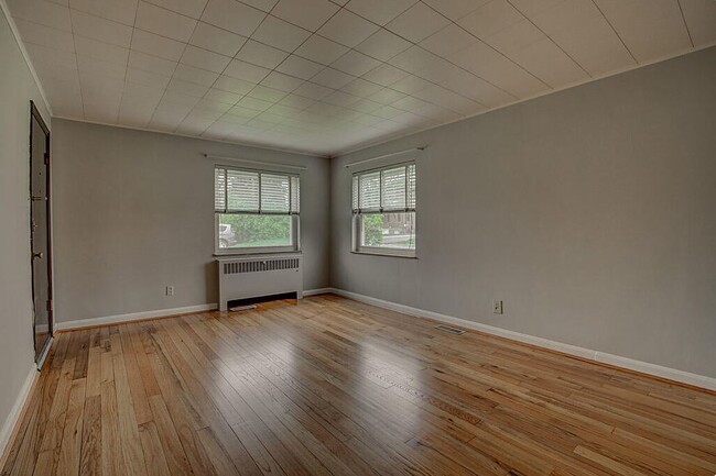 Building Photo - 2404 Carlisle Ave
