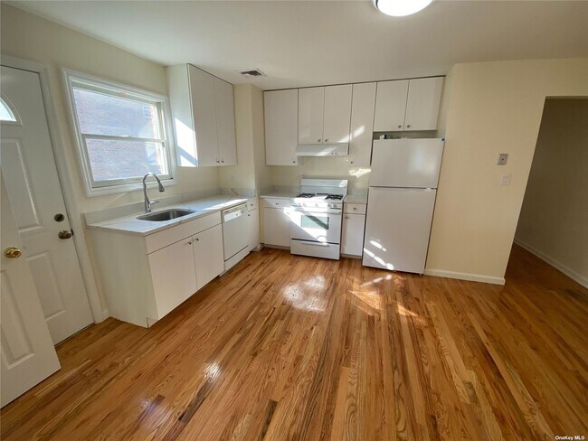 Building Photo - 151-23-151-17 17th Rd