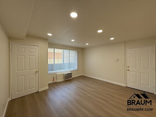 Foto del edificio - 5245 Riverton Ave