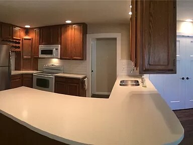 Building Photo - 571 N Fairway Dr W