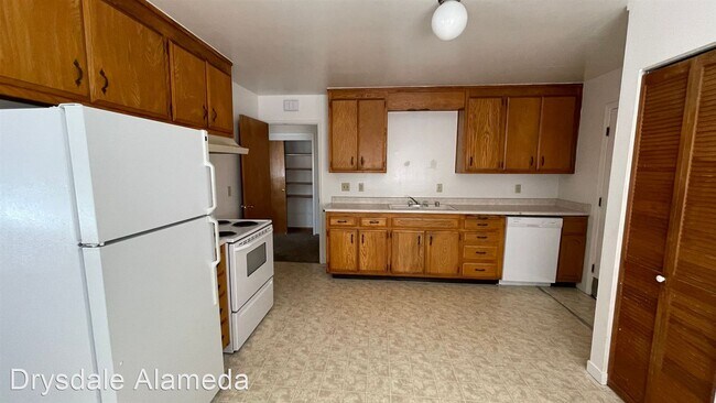 Building Photo - 3007 Encinal Ave