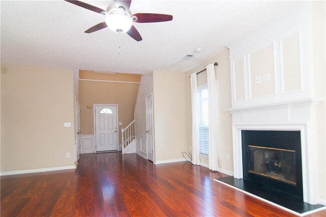 Building Photo - 558 Lullingstone Dr SE