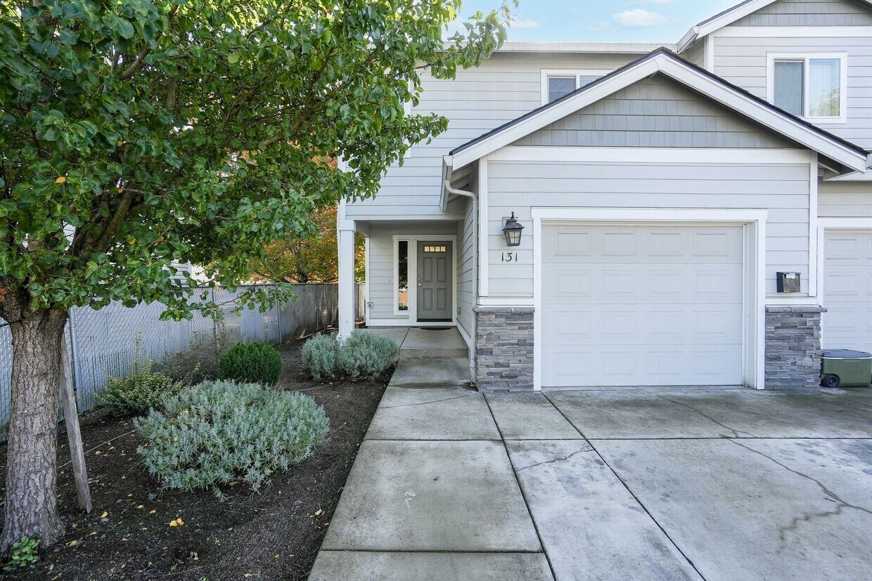 Foto principal - MOVE IN SPECIAL: HALF OFF FIRST MONTH'S RE...