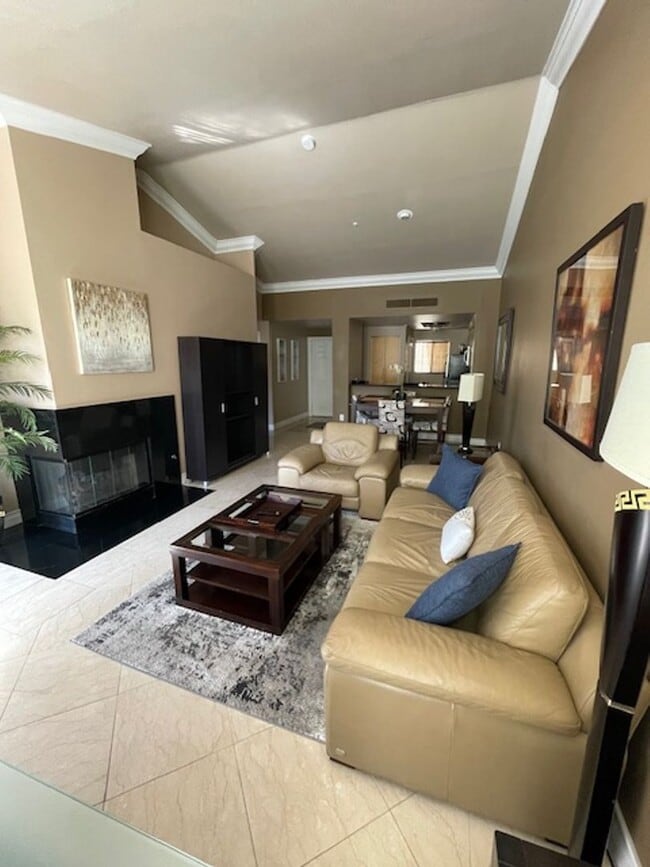 Foto del edificio - Meridian TOP FLOOR Furnished 1 bed | 1 bath condo with Strip and High Roller view.