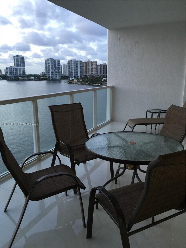 Foto del edificio - 18100 N Bay Rd