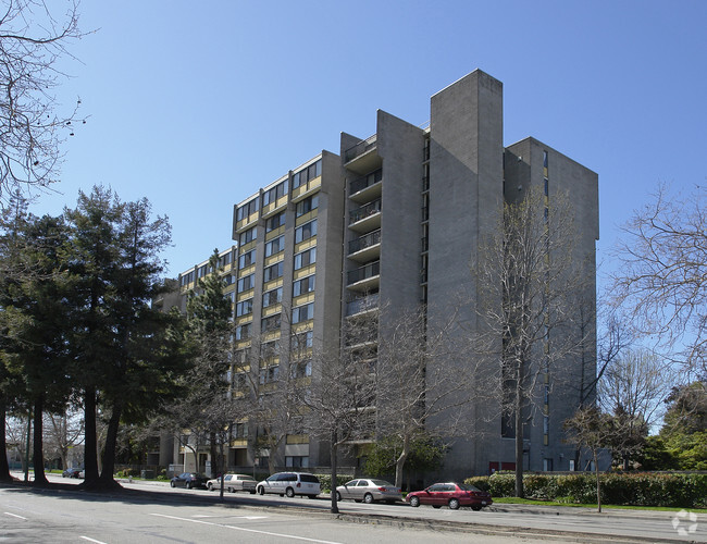 Building Photo - Oak Center Towers