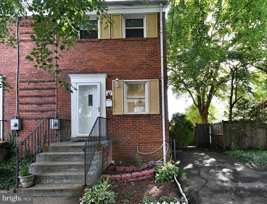 Primary Photo - 41 Underwood Pl