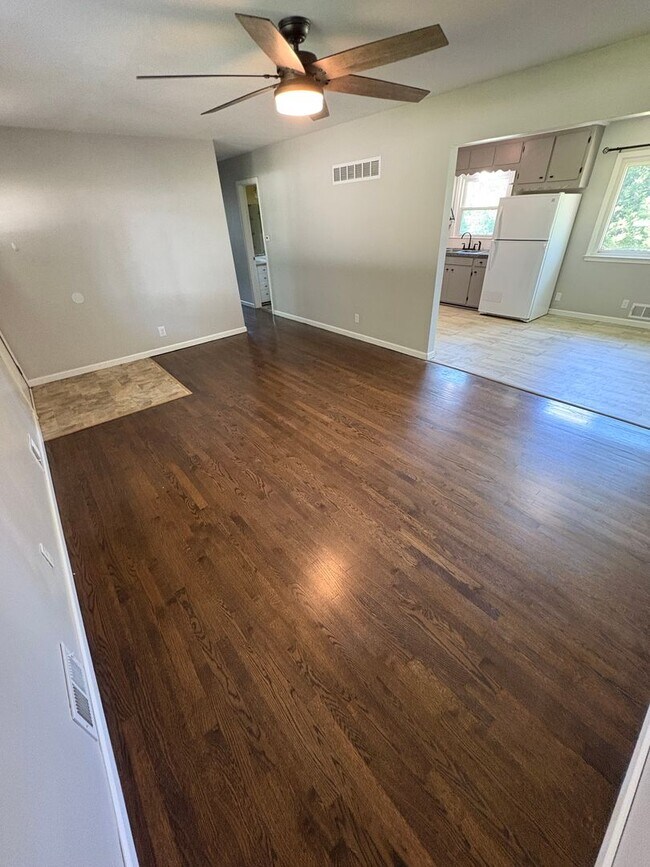 Foto del edificio - Spacious 4 Bed / 2.5 Bath Home on Nearly 3/4 Acre Lot with Walkout Basement and Multiple Living A...