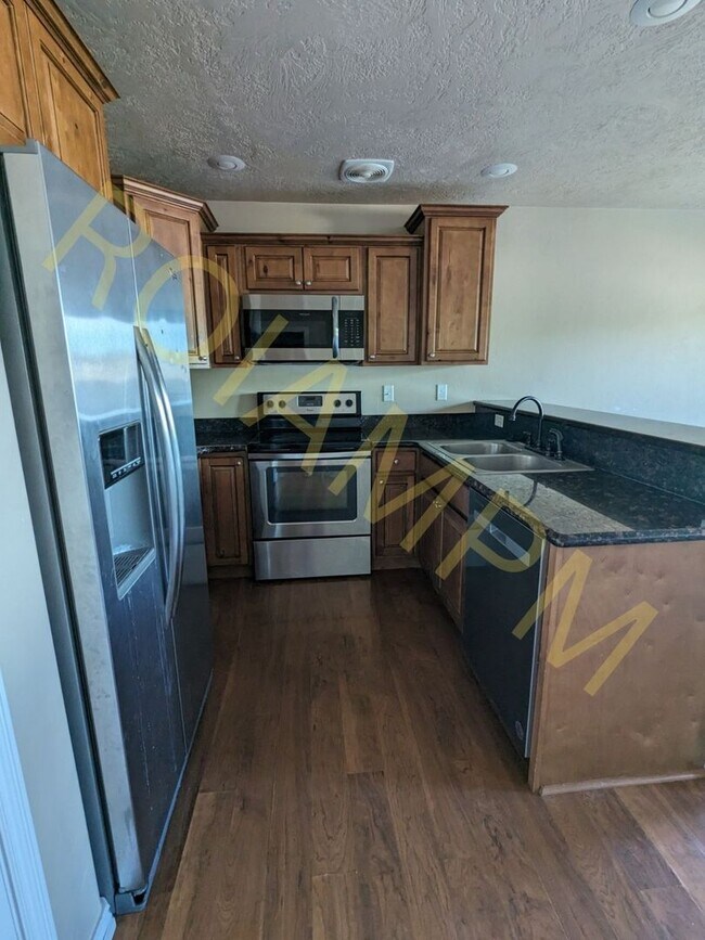 Foto del edificio - 3-Bedroom Townhome Near ISU with Attached Garage