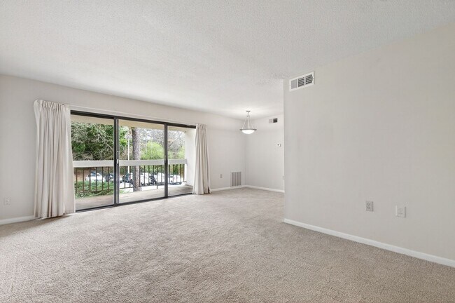 Foto del edificio - Charming 2BR Bolinwood Condo in Prime Chapel Hill Location!