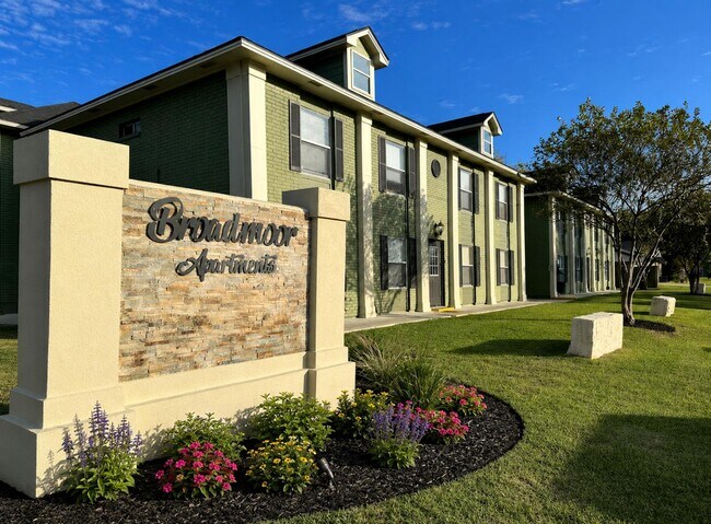 Foto del edificio - 1512 Broadmoor Dr