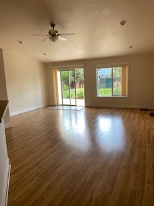 Building Photo - NW Redmond on a Humongous! LOT