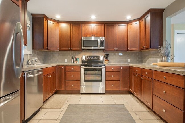 Building Photo - Charming Rambler in North Seattle!