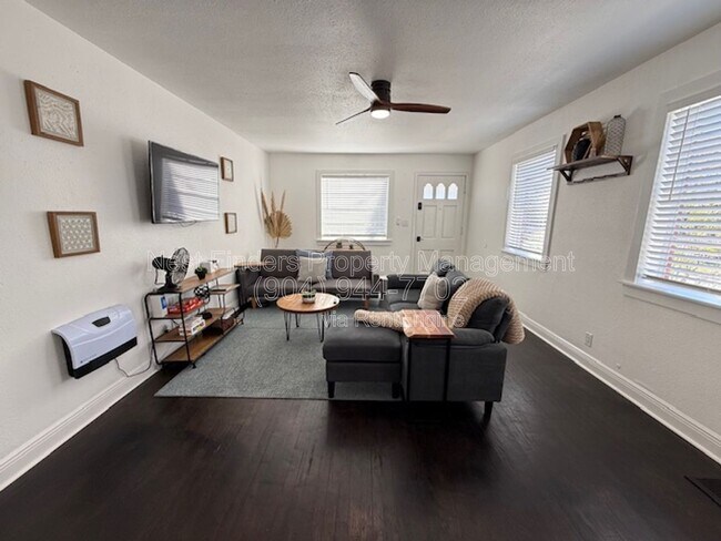 Foto del edificio - 2813 College St