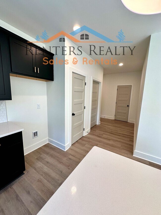 Building Photo - 3 Bedroom House with Loft in Lowe Mill