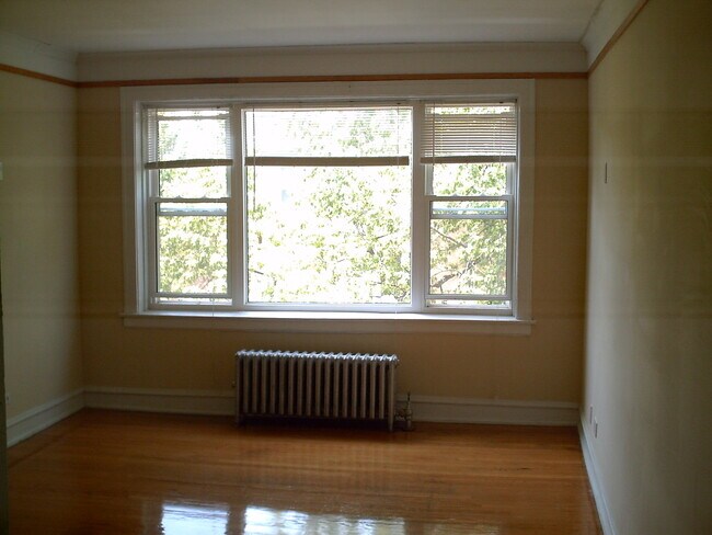 Building Photo - 7379 N Damen Ave