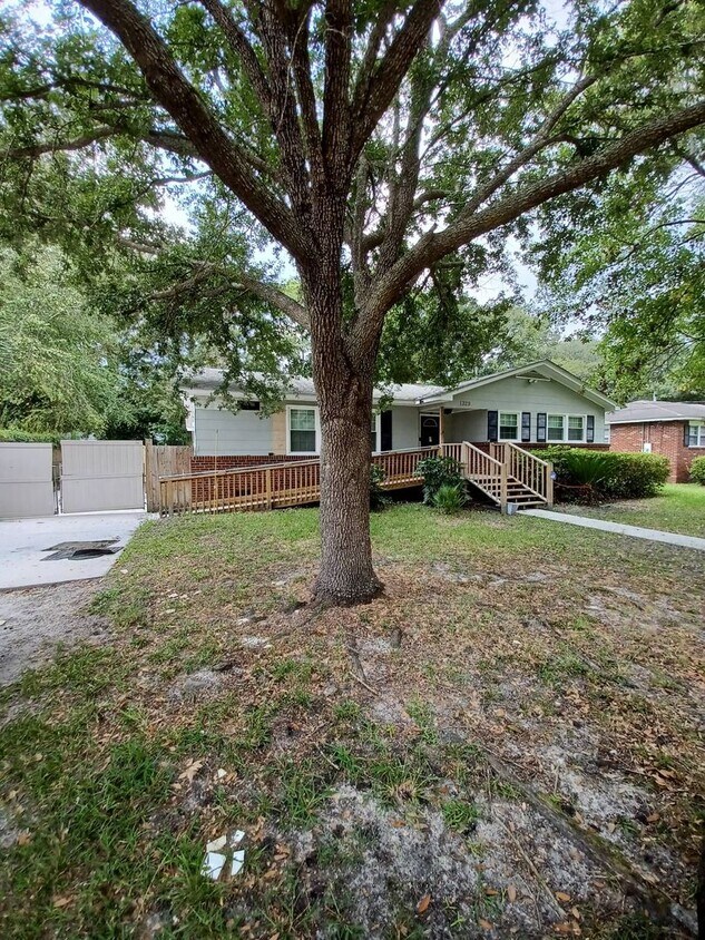 Foto principal - Spacious 3 bedroom home in West Ashley