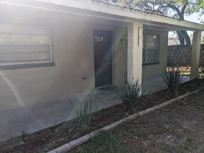 Puerta del apartamento - 5417 Lemon St
