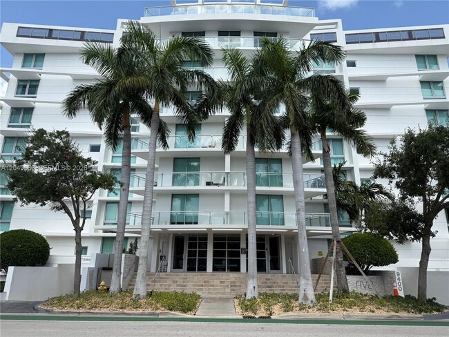 Building Photo - 9400 W Bay Harbor Dr