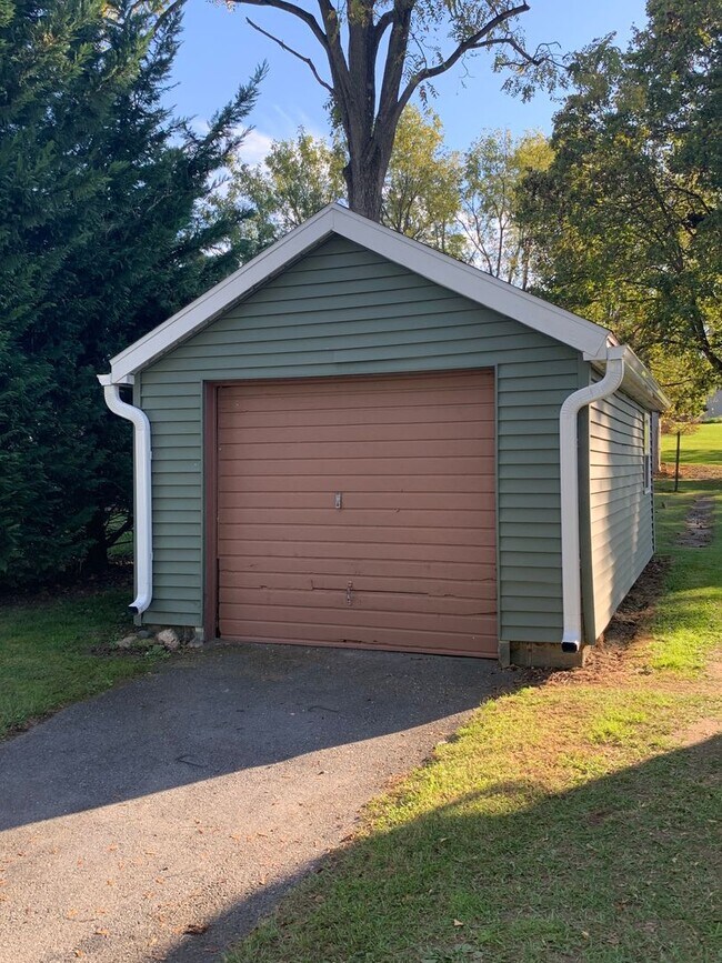 Building Photo - 1122 Garver Ln