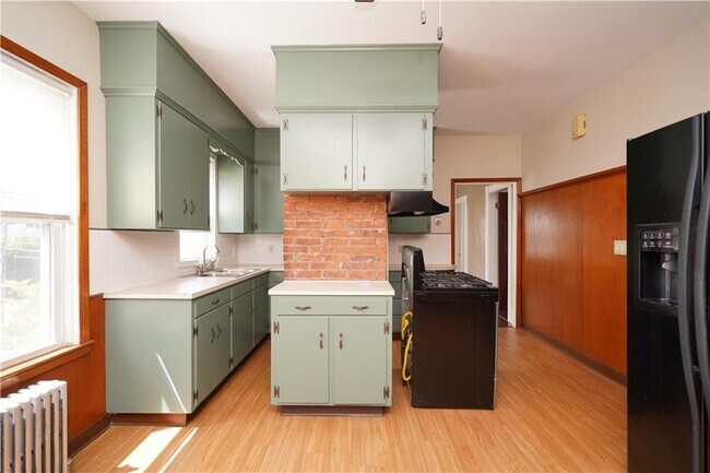 Building Photo - 23 Huxley Ave