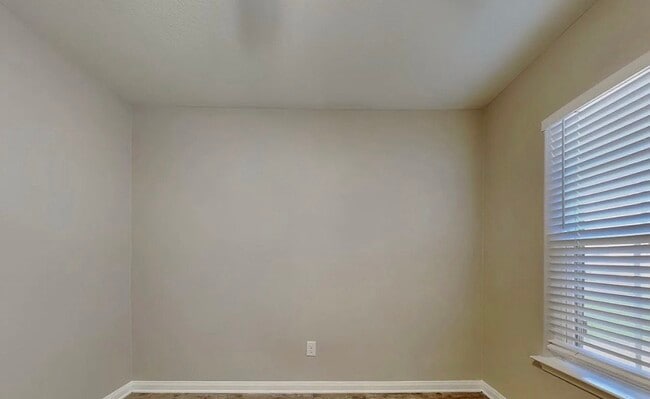 Building Photo - MOVE IN READY